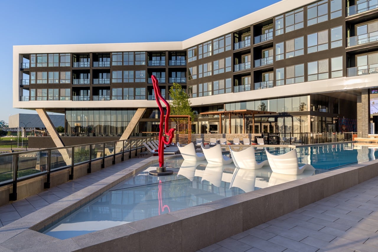 Diver statue in center of pool.
